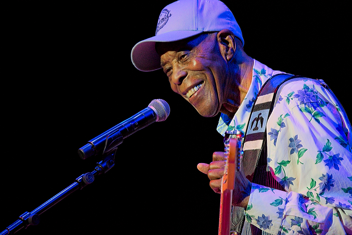Buddy Guy Proves He Ain&rsquo;t Done With the Blues in Fiery Lynn Memorial Aud (MA) Performance (SHOW REVIEW/PHOTOS)